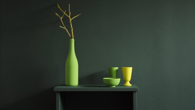 Les peintures ont, bien entendu, adopté la tendance déclinant le vert dans une large palette de nuances. Peintures en cinq types de finitions, à partir de 22 € les 500 ml, Mercadier.