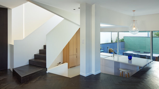 Le parquet sombre crée un contraste fort avec la luminosité ambiante. Le parquet sombre crée un contraste fort avec la luminosité ambiante.