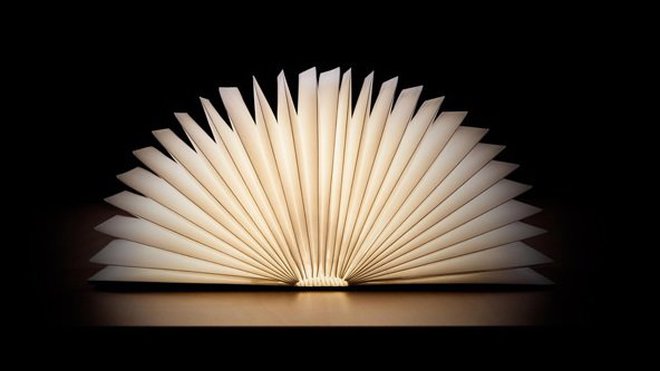 Nomade. Elle est composée d'une couverture en bois découpé au laser et d'un soufflet en Tyvek, matériau résistant à l'eau. À poser sur un meuble tel un livre ouvert ou en suspension. Lampe Lumio, création Max Gunawan, 225 €, Merci.