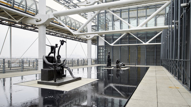 Sur la terrasse du Centre Georges Pompidou, œuvres de Max Ernst, Capricorne, 1948/1964, de Henri Laurens, L’Adieu, 1941/1967, Le Matin, 1944 et Nu à la draperie, 1928.