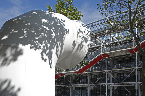 Pour les sous-sols, des prises d'air, semblables à des trompes d'éléphants ou à des manches à air sur le pont des bateaux, émergent le long de la piazza et de la rue du Renard, à l'arrière du bâtiment.