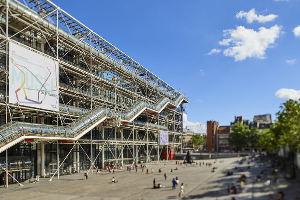 L’architecture du Centre Beaubourg présente des poteaux situés à l’extérieur. Chaque baie vitrée a une hauteur de 7 mètres.