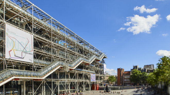 L’architecture du Centre Beaubourg présente des poteaux situés à l’extérieur. Chaque baie vitrée a une hauteur de 7 mètres.