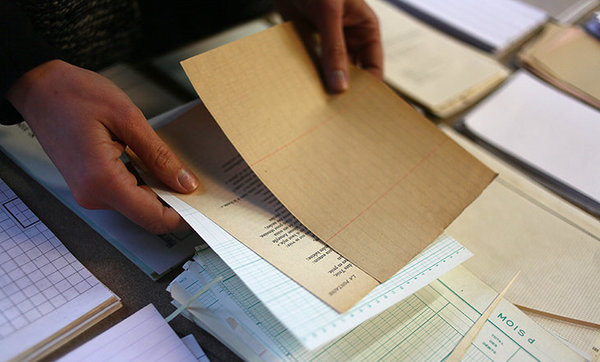 Les différentes feuilles de papiers sont disposées prêtes à être assemblées en Bretagne.