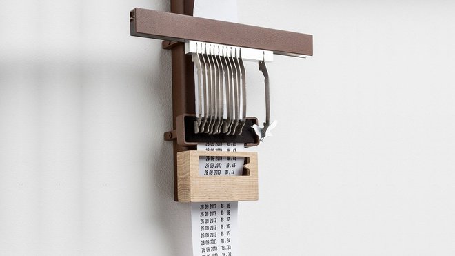 Son grand disque de papier se déroule et donne l’heure, qui est imprimée minute par minute, tandis qu’à chaque heure, le coucou « chante » sur le papier… Modèle Sémaphore, création Wendy Gaze, 2013.