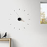 Imaginé par un collectif fondé à Londres en 2012 par Hanhsi Chen et Shikai Tseng, modèle Silo Clock, création Poetic Lab, 2016. Alliage aluminium, acier inoxydable, mouvement horloger.