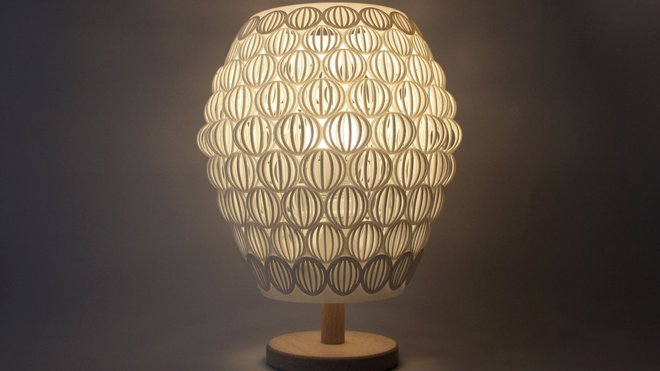 Composé d’une répétition de motifs 2D et 3D impossibles à fabriquer autrement qu’en impression 3D, abat-jour Astral en nylon à l’aspect granuleux légèrement sableux réalisé par frittage laser. Création Line Pierron pour Imprime moi un mouton.