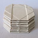 Assiettes Origami en porcelaine papier émaillée (L 10, 15 ou 31cm). Création Caroline Worner.