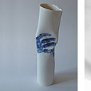 Forme cylindrique déclinée en deux versions. A droite, vase ou carafe avec déformation ergonomique de la main. A gauche, vase éclaté avec intérieur émaillé et extérieur en biscuit mat et brut. Créations Caroline Worner.