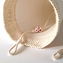 Cloche en porcelaine perforée avec association de décor au crochet, en partenariat avec Bergère de France. Création Caroline Worner.