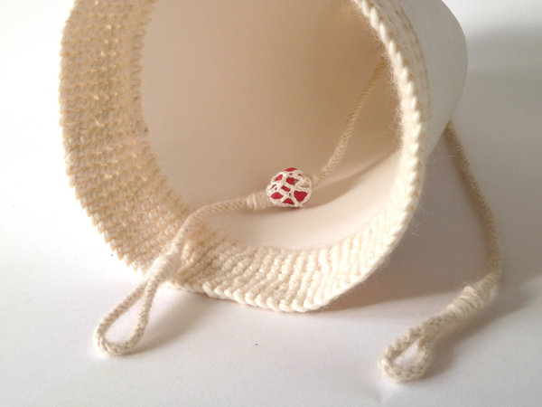 Cloche en porcelaine perforée avec association de décor au crochet, en partenariat avec Bergère de France. Création Caroline Worner.