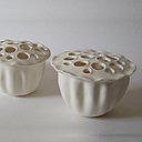 Cœurs de lotus (H 10 cm) en porcelaine papier émaillée. Création Caroline Worner.