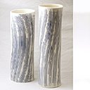 Motifs en creux pour ces vases rayés et animés d’un décor d’indienne réalisés à partir d’un tampon et bloc d’impression textile. Créations Caroline Worner.