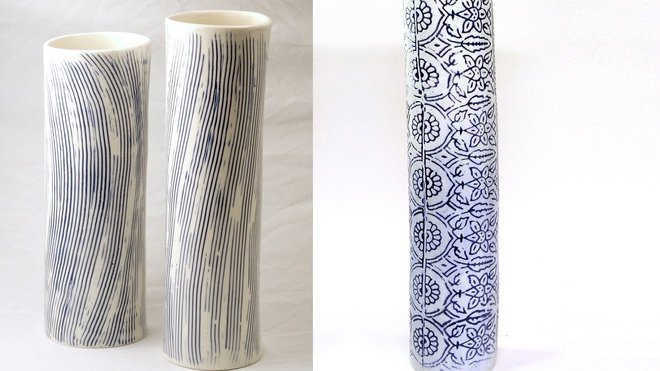 Motifs en creux pour ces vases rayés et animés d’un décor d’indienne réalisés à partir d’un tampon et bloc d’impression textile. Créations Caroline Worner.