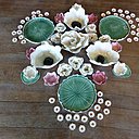 Caroline Worner, une artiste céramiste qui restitue la poésie de la nature. A droite, des créations qui reprennent l’idée de la tradition de la fleurisserie de Vincennes.