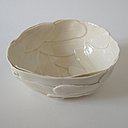 Coupe Nid en porcelaine papier modelée et moulée (diamètre : 18 cm). Création Caroline Worner.