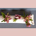 Vase Polochon Momie en porcelaine papier pliée (L : 47 cm). Création Caroline Worner.