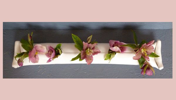 Vase Polochon Momie en porcelaine papier pliée (L : 47 cm). Création Caroline Worner.