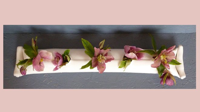 Vase Polochon Momie en porcelaine papier pliée (L : 47 cm). Création Caroline Worner.