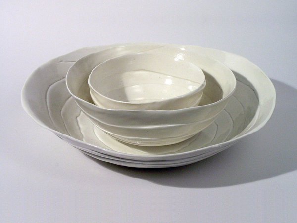 Coupes Momie (diamètre de 18 à 40 cm) en porcelaine papier émaillée. Créations Caroline Worner.