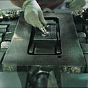 Démoulage d’une pièce en argent massif dans sa matrice. La frappe de poinçon d’Ercuis de 63 microns, preuve de son argenture, est double que celle exigée dans la profession.