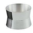 Objet détourné, rond de serviette Diabolo, à gauche. Géométrisant et épuré, rond de serviette Monocle, à droite.