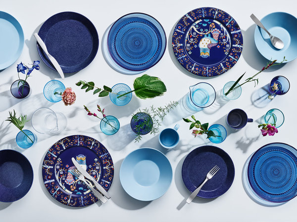 Les pièces des différentes collections d’Iittala se combinent aisément. Ici, assiettes des collections Kastehelmi, Teema et Taika (avec motifs) qui signifie « magie » en finnois, création de Klaus Haapaniemi. Verres d’Aino Aalto, 1932.