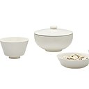 Fonctionnel, durable et raffiné, le service Teema s’impose sur les tables au quotidien.  Assiettes, plats, tasses et bols, chaque pièce passe au four, congélateur, lave-vaisselle et micro-ondes. Une belle allure au moment des repas, un usage décuplé en cuisine, des pièces qui assurent le service et un nettoyage rapide et facile. Création Kaj Franck, 1952.