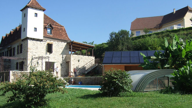 Les panneaux solaires hybrides produisent un impact positif sur l’environnemen comme en témoigne cette installation DualSun à Gagnac-sur-Cere.