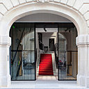 Le porche d’entrée a été l’une des interventions majeures du projet. Intégralement repensé, le hall est ainsi accessible et perceptible depuis la rue, gagnant en hauteur.