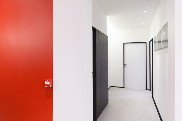 Des espaces contemporains réinterprètent les codes couleurs du projet, noir, blanc et rouge, de manière plus abstraite.