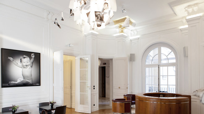 Le bar, entièrement restauré dans les règles de l’art, conserve le parquet Versailles, les ornements, moulures et corniches d’origine, en harmonie avec la photo omniprésente. Le bar, entièrement restauré dans les règles de l’art, conserve le parquet Versailles, les ornements, moulures et corniches d’origine, en harmonie avec la photo omniprésente.