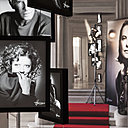 Le visiteur traverse des espaces en clair obscur, mis en lumière par des projecteurs de théâtre, révélant par un halo l’architecture, les portraits de stars typiques du style Harcourt.