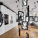 Au deuxième étage, le musée a deux fonctions : retracer l’histoire du studio et accueillir des évènements. Le système, qui soulève l’ensemble des portraits au plafond, a été conçu avec un mécanisme apparent de câbles, de poulies et d’engrenages.