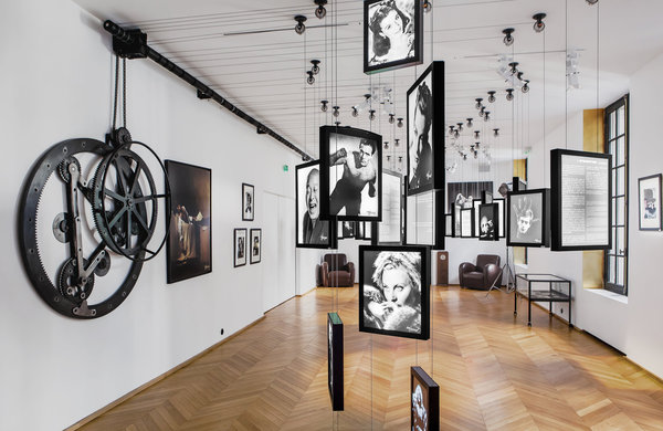 Au deuxième étage, le musée a deux fonctions : retracer l’histoire du studio et accueillir des évènements. Le système, qui soulève l’ensemble des portraits au plafond, a été conçu avec un mécanisme apparent de câbles, de poulies et d’engrenages.