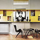 Les salons de maquillage sont des agencements plus modernes qui s’imbriquent aux moulures existantes.