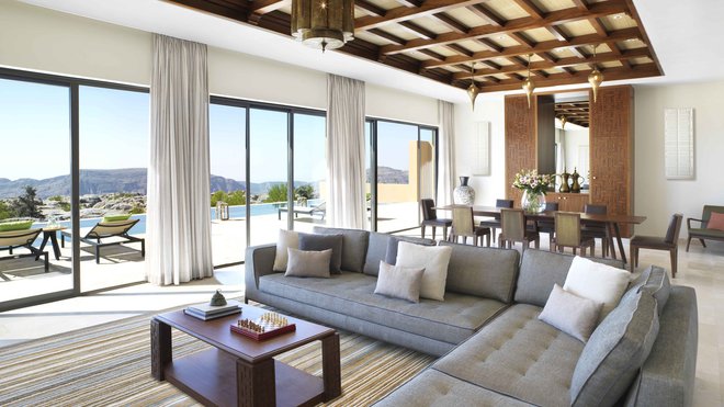 Des couleurs chaudes et un style minimaliste évoquent l’art local, avec des lanternes arabesques et des poteries artisanales.