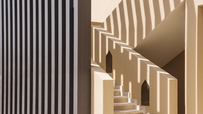 La lumière joue avec la géométrie du bâtiment et de ses circulations.