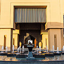 A l’extérieur, les grandes portes en bois inspirent la majesté d’une forteresse.