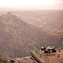 Le Resort offre 115 chambres et villas de luxe avec vue sur la falaise, au milieu des roches dispersées et hors du temps, à 200 mètres au-dessus de la mer.