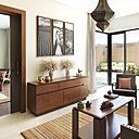 A l’intérieur, la décoration intemporelle incarne la culture du lieu. Plus de 80 pièces de mobilier ont été dessinées sur mesure par Lotfi Sidirahal et son équipe.