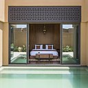 L’architecture des villas est garante d’une intimité préservée. Une piscine individuelle prolonge l’espace intérieur.