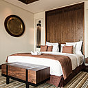 Le mobilier marie subtilement le patrimoine local et une approche contemporaine de luxe.