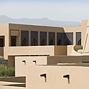 Une tour positionnée à l’ouest de la propriété campe un Burj, ancien donjon Omanais, et se distingue par sa courbure conique et la rampe qui l’encercle. Cet édifice abrite le restaurant gastronomique au rez-de-chaussée et le bar au premier étage.