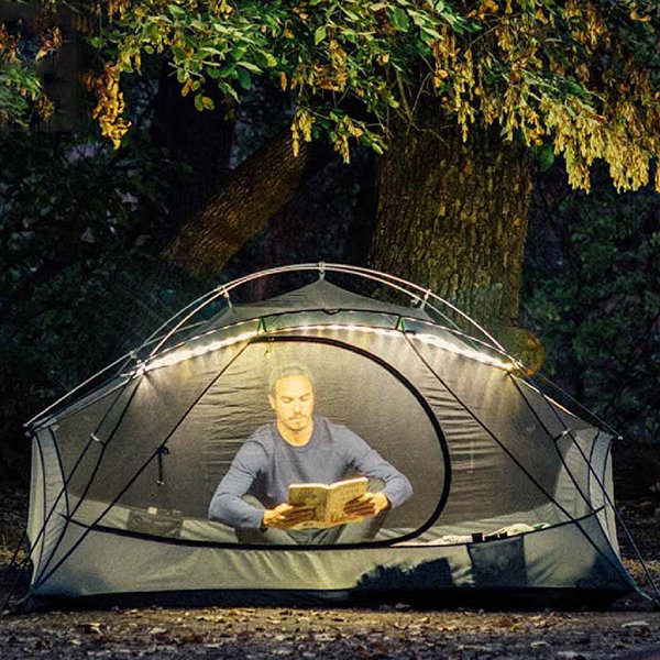 Une guirlande qui se branche par USB sur une source d'énergie et se fixe grâce à des aimants pour se transformer en source de lumière.