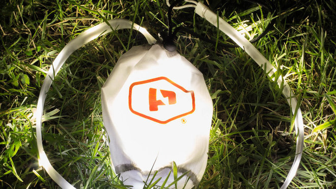 La guirlande nomade se glisse dans son sac de nylon pour un éclairage façon lanterne.