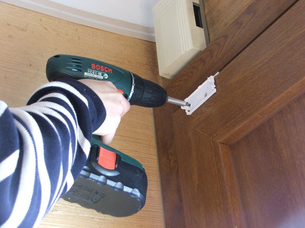 Etape 2 : Fixation du socle de la partie ouvrant de la partie.