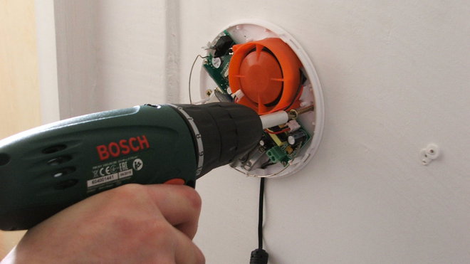 Etape 6 : Fixation du socle de la sirène intérieure au mur.