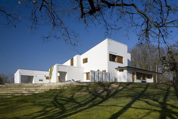 La maison se compose d’un rez-de-chaussée de 350 m² et d’un étage de 90 m². Côté sud, les escaliers qui mènent à la piscine. Les murs extérieurs sont en brique chaulés, recouverts de pierre de Chartres, de cuivre et de bois. Le toit est recouvert d’ardoises de Normandie.
