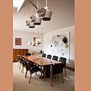 Le mobilier de la salle à manger et celui de l’ensemble de la maison a été conçu par Alvar Aalto. Tableaux de Secundino Hernandez.